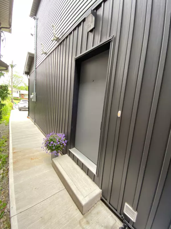 Welland, ON L3C 3C1,618 Clare AVE #LOWER