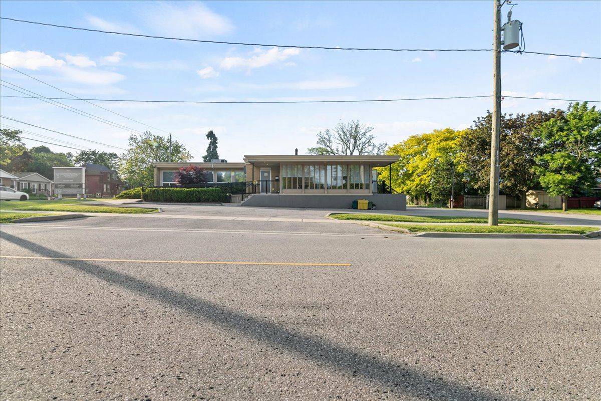 Whitby, ON L1N 4L1,619 Brock ST S