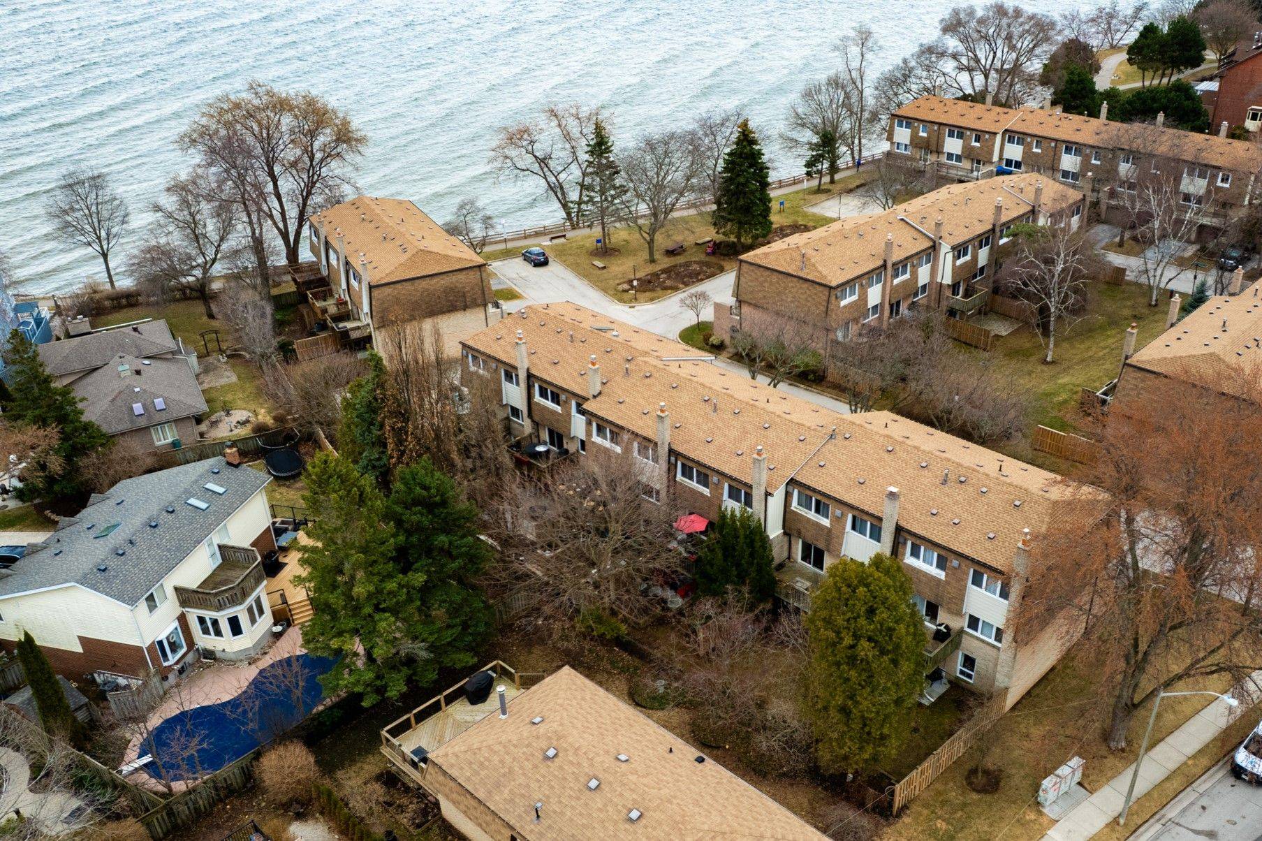 2098 Marine DR W #3,  Oakville,  ON L6L 1B7