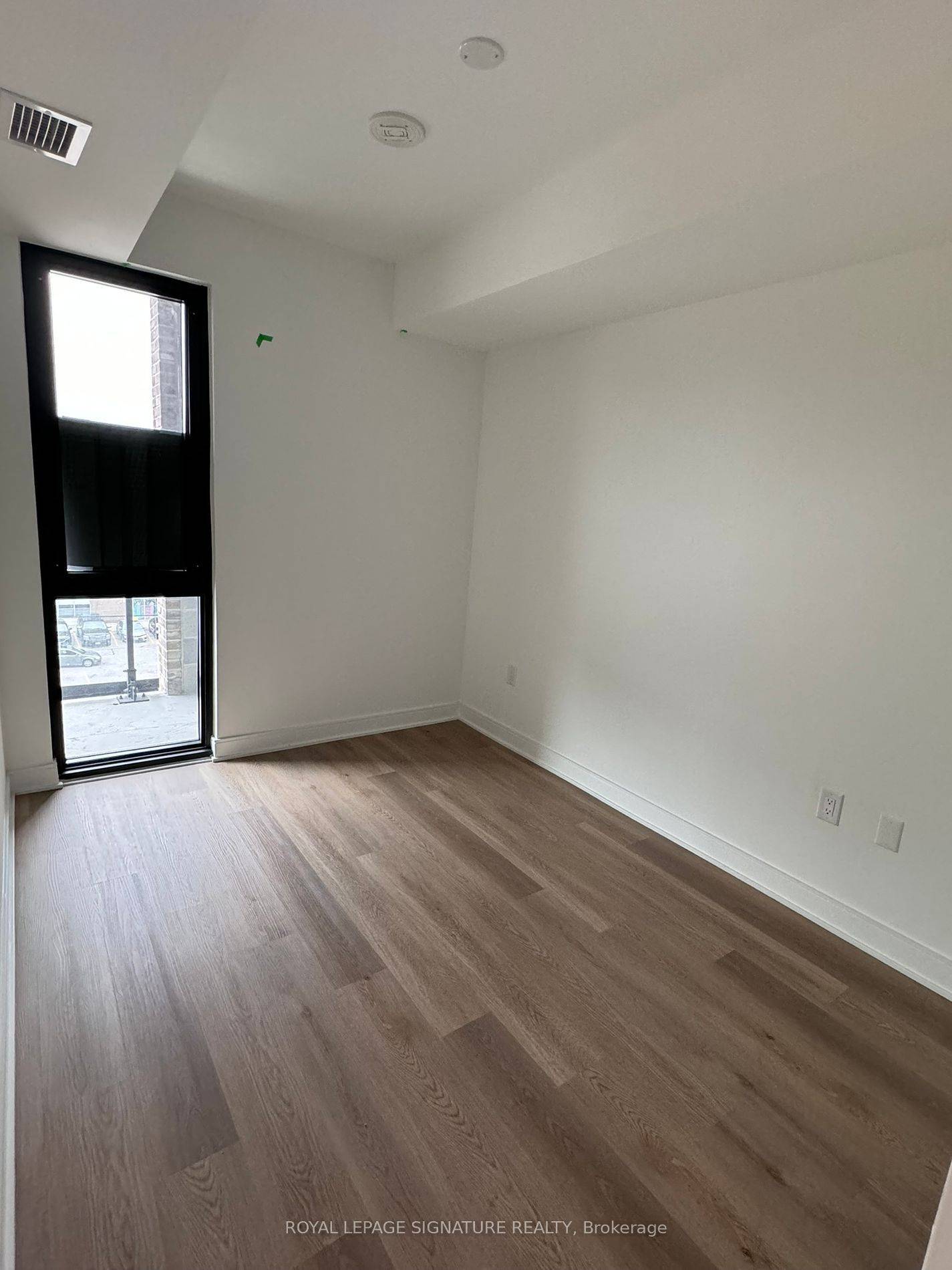 Mississauga, ON L5A 0B1,86 Dundas ST E #404