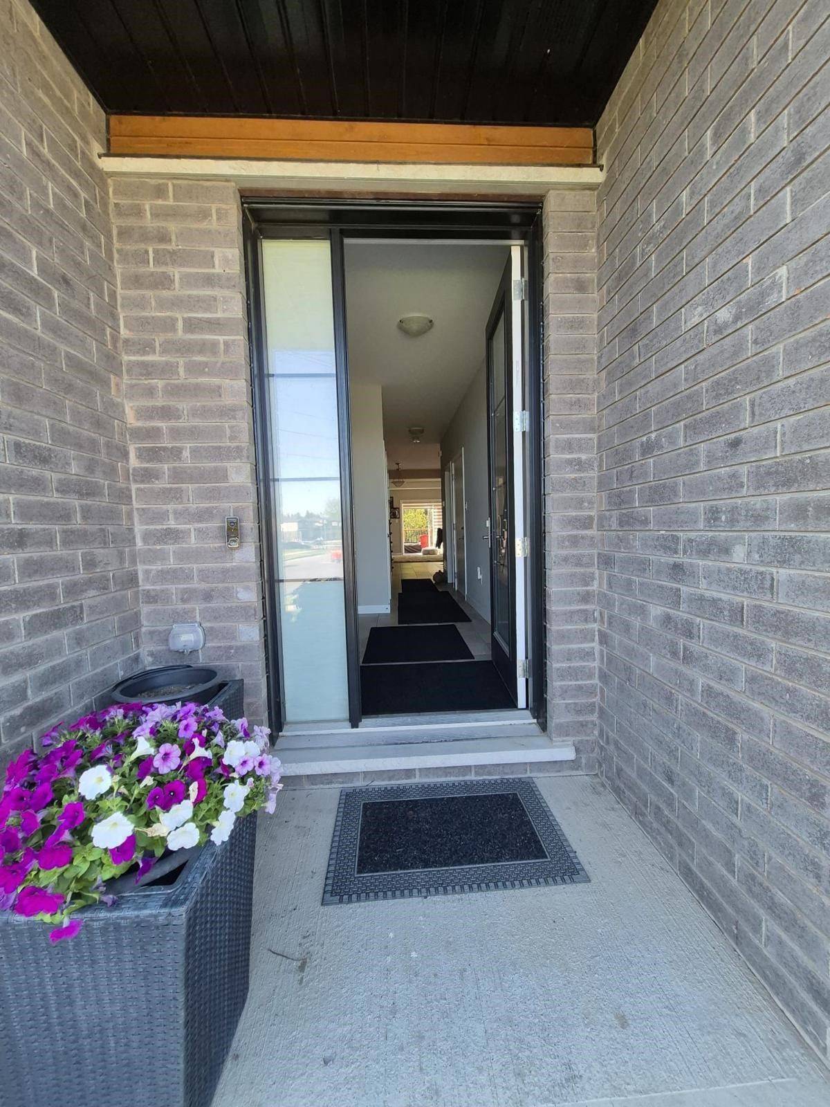 Kitchener, ON N2R 0P2,886 Robert Ferrie DR