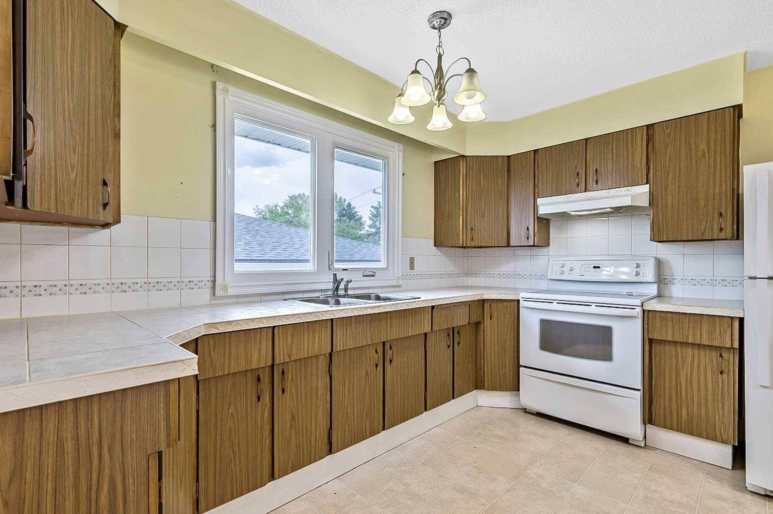 Calgary, AB T2W0P4,739 Sabrina RD Southwest