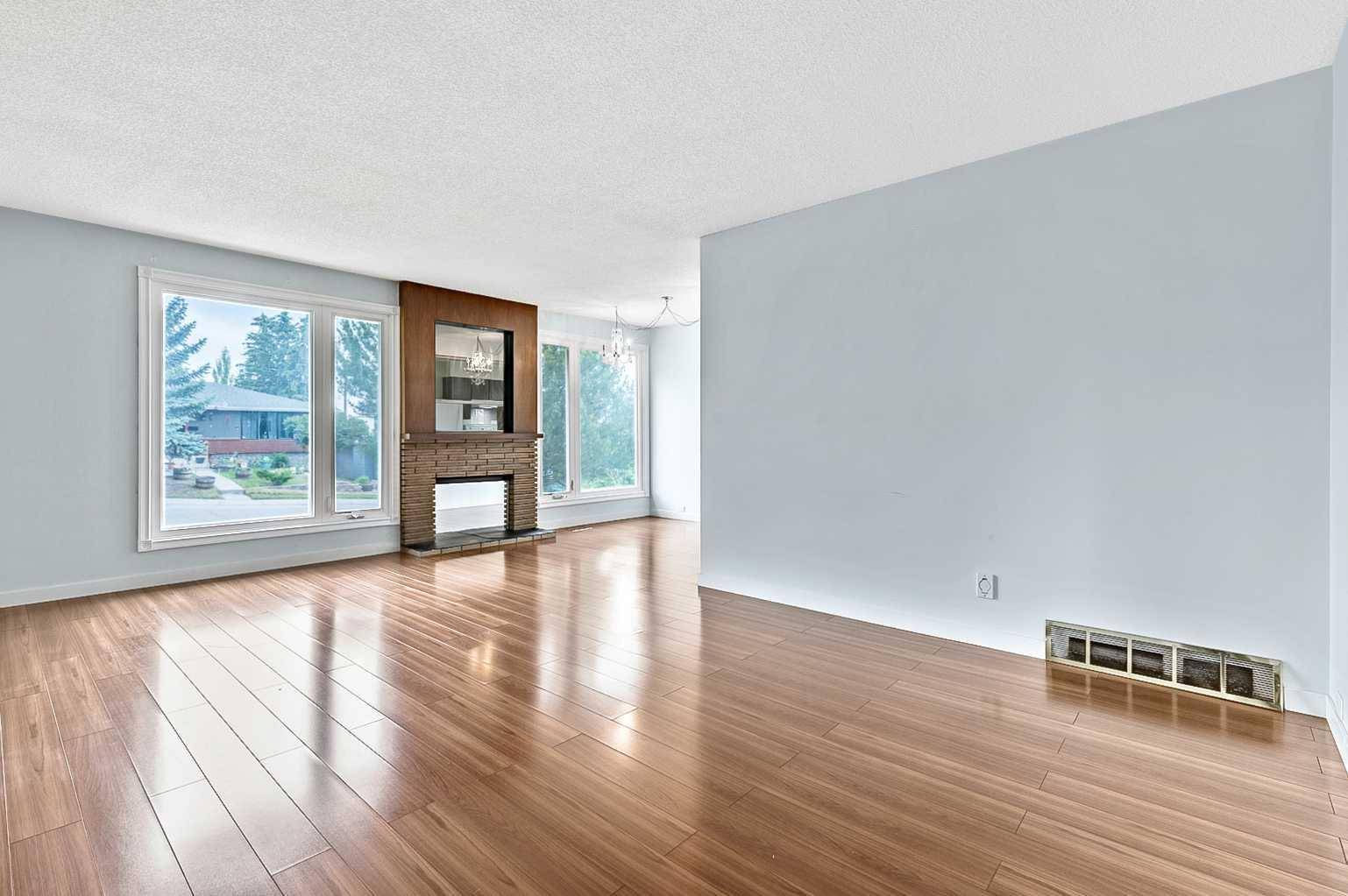 Calgary, AB T2W0P4,739 Sabrina RD SW