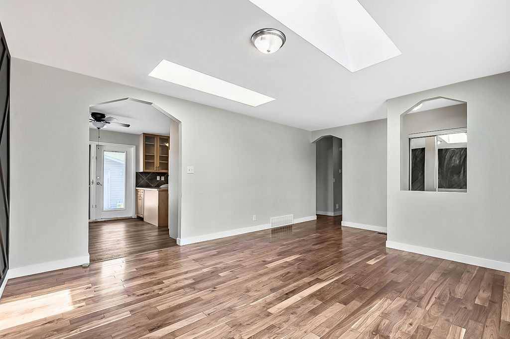 Calgary, AB T2C 1H5,724 Olympia DR Southeast