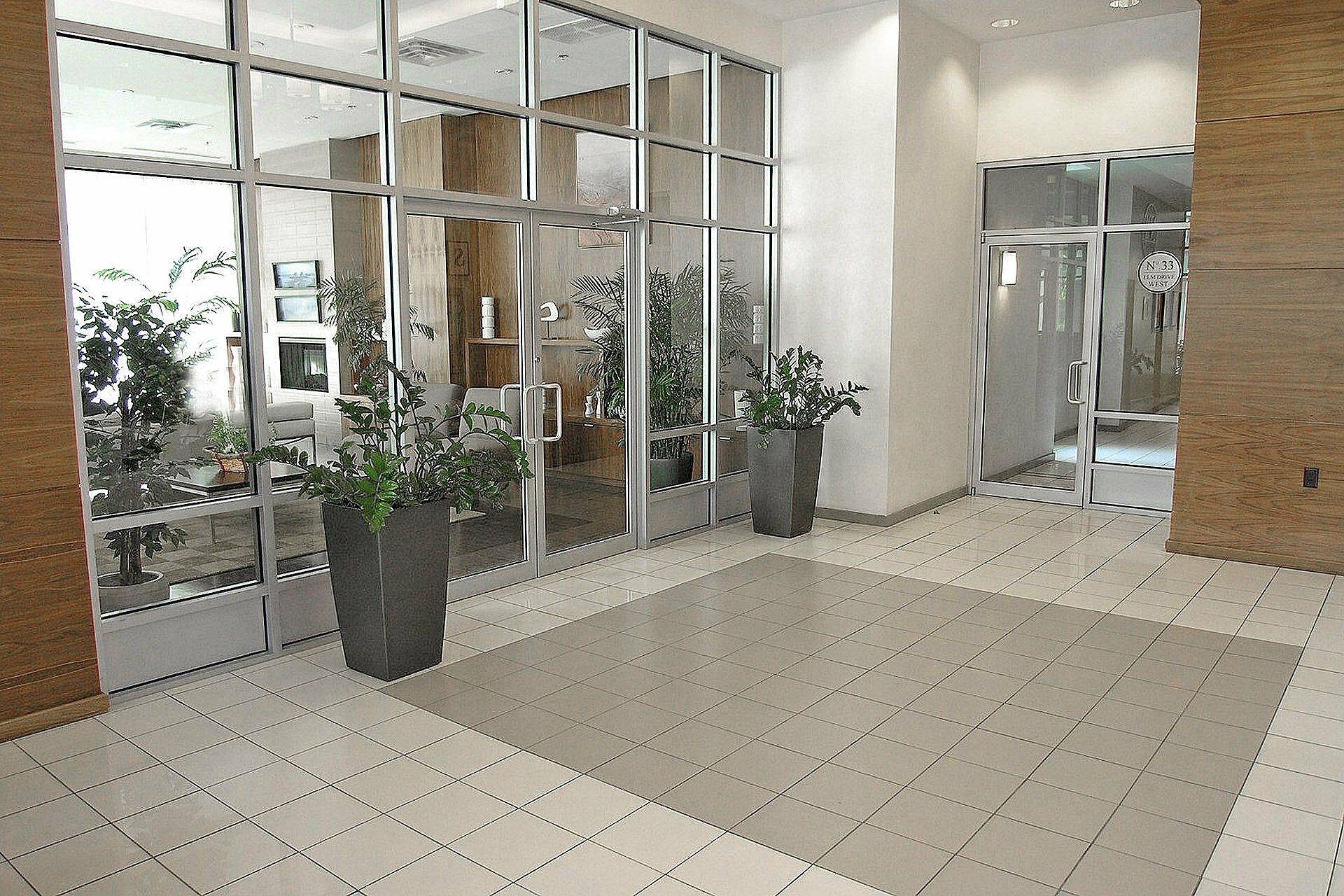 Mississauga, ON L5B 4M1,1 Elm DR #302