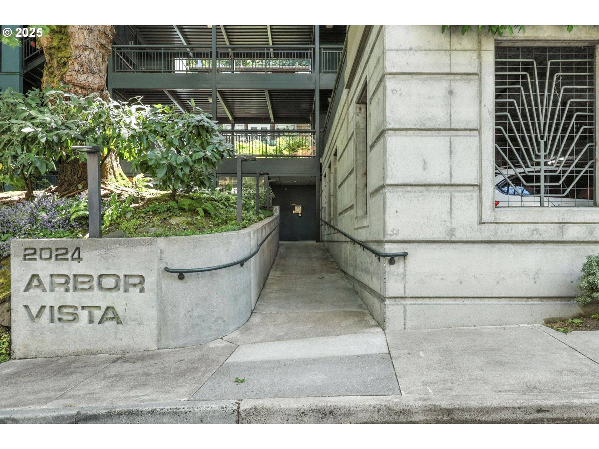 2024 SW HOWARDS WAY, Portland, OR 97201