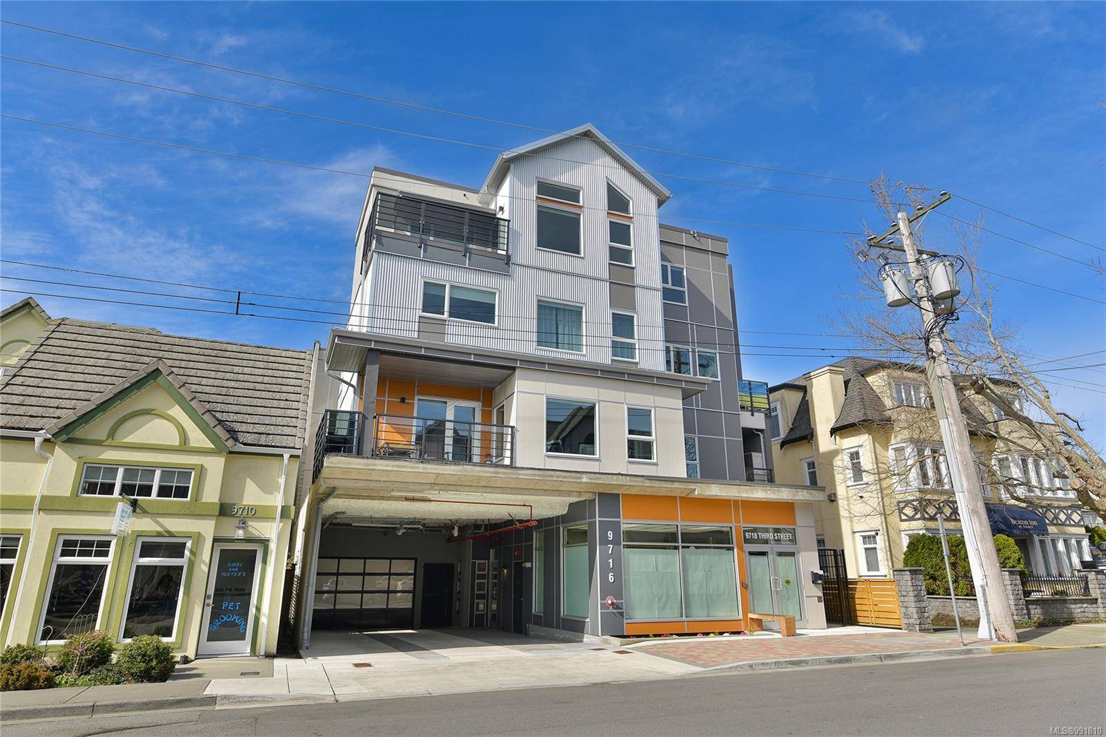 9716 Third St #203, Sidney, BC V8L 3A2
