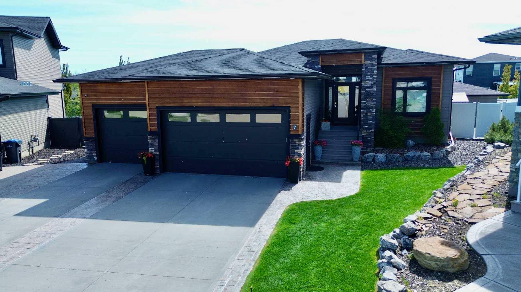 7 Vanson Close, Sylvan Lake, AB T4S 0M3