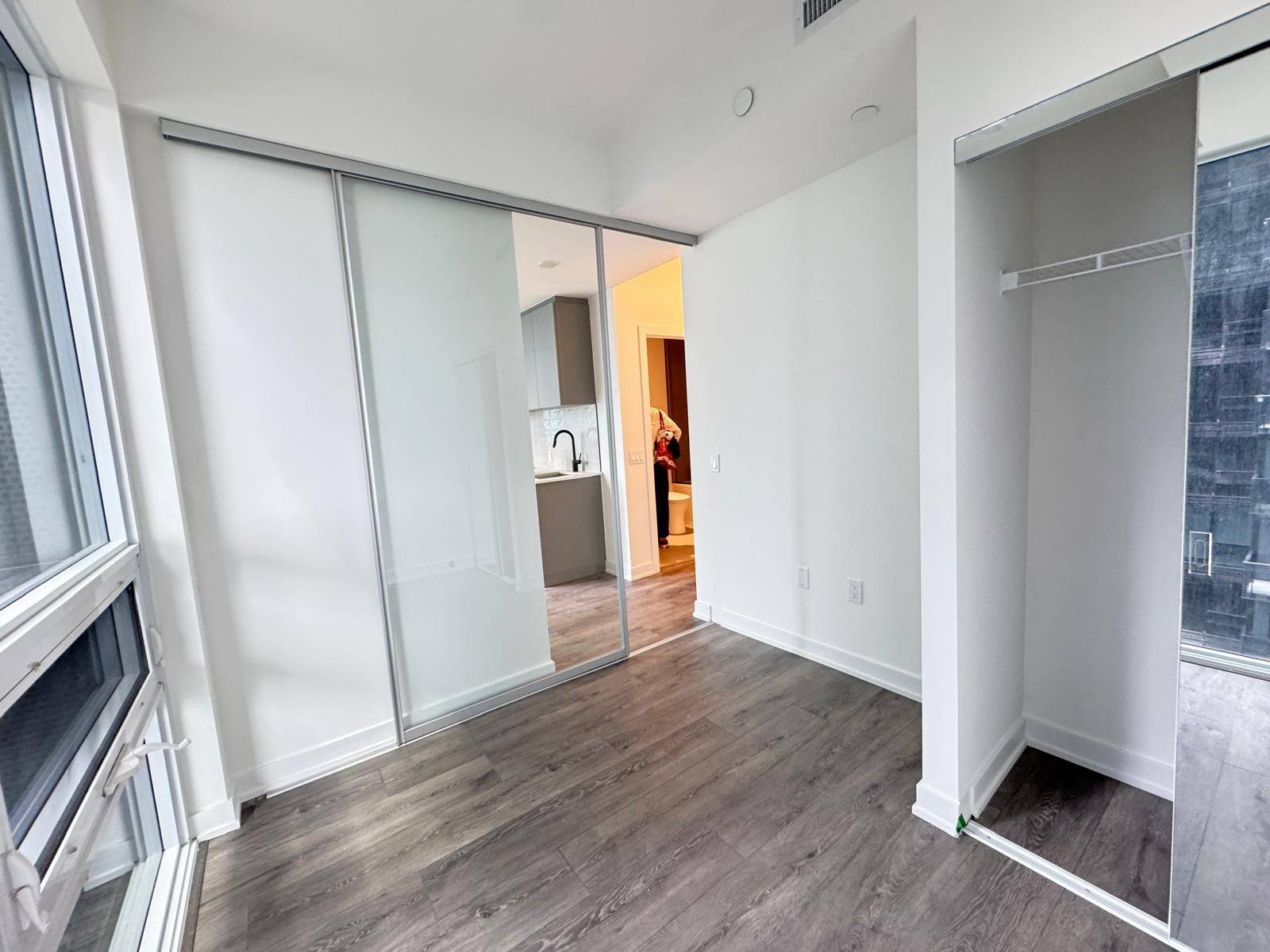 Toronto C10, ON M4P 1V3,117 Broadway AVE #1702