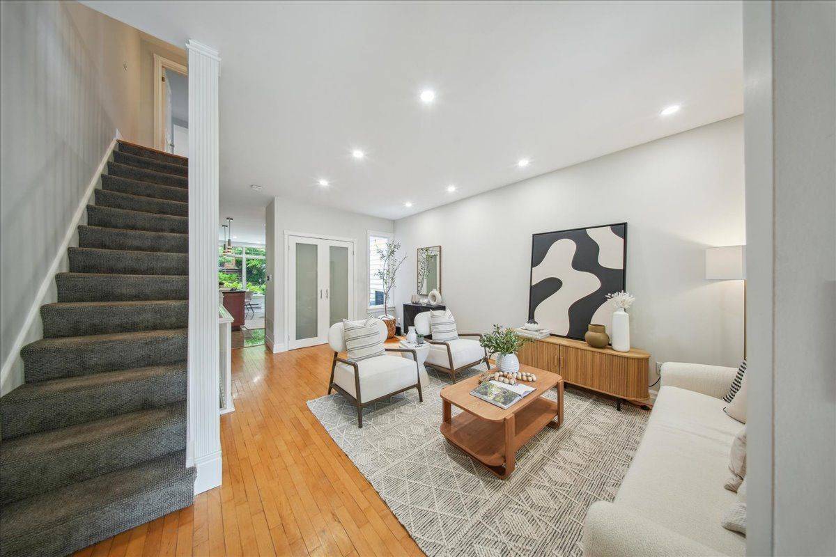 Toronto E01, ON M4K 1G8,98 Sparkhall AVE