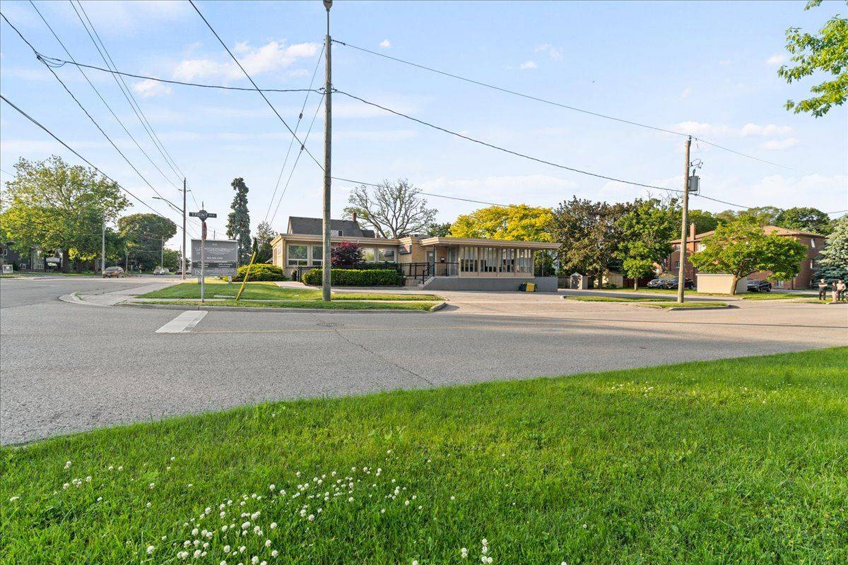 Whitby, ON L1N 4L1,619 Brock ST S