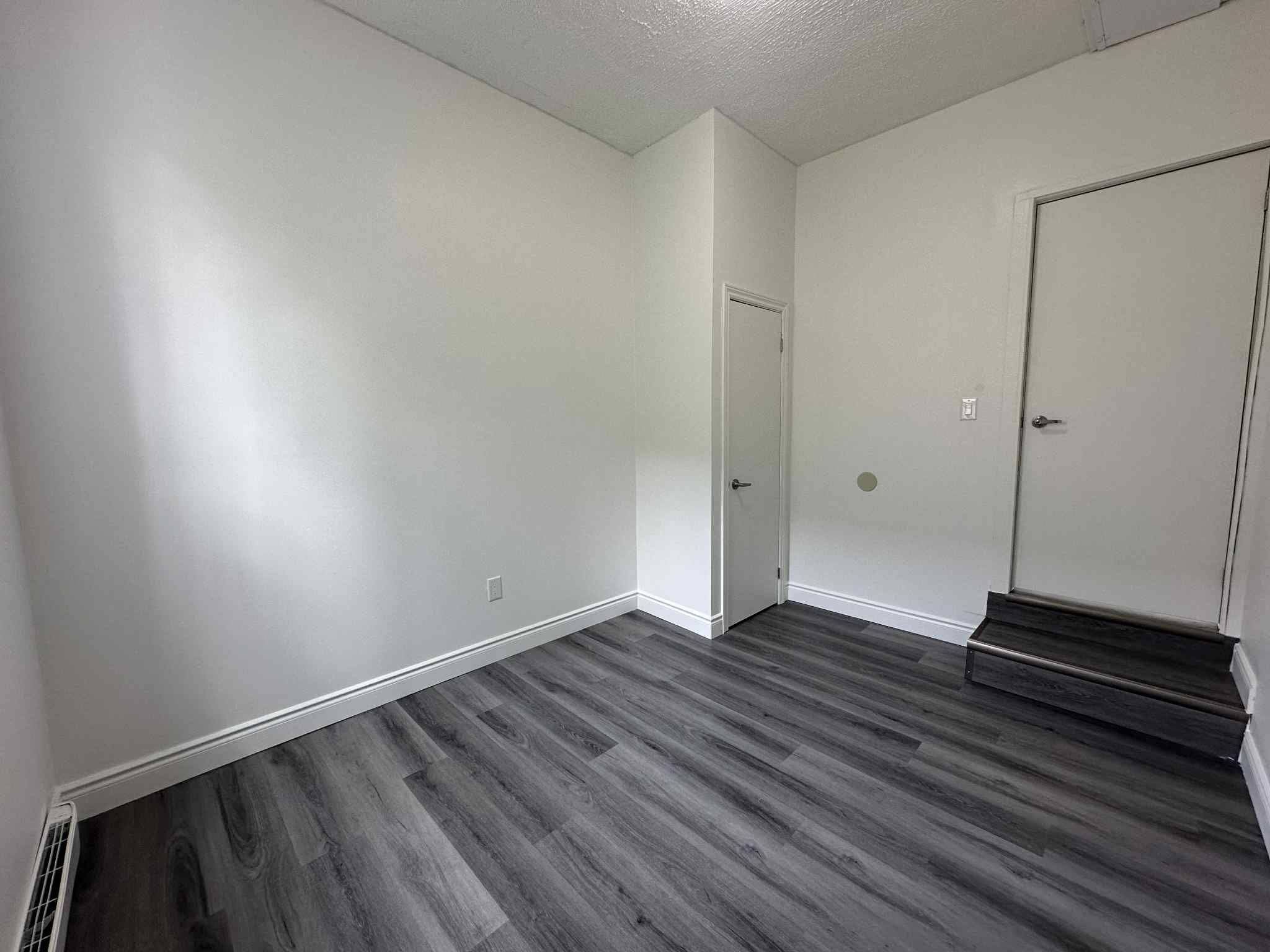 Hamilton, ON L8E 1Z7,43 Norwich RD #Unit #2