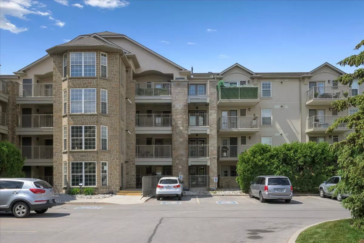 Oakville, ON L6M 4N1,1450 Bishops Gate #105
