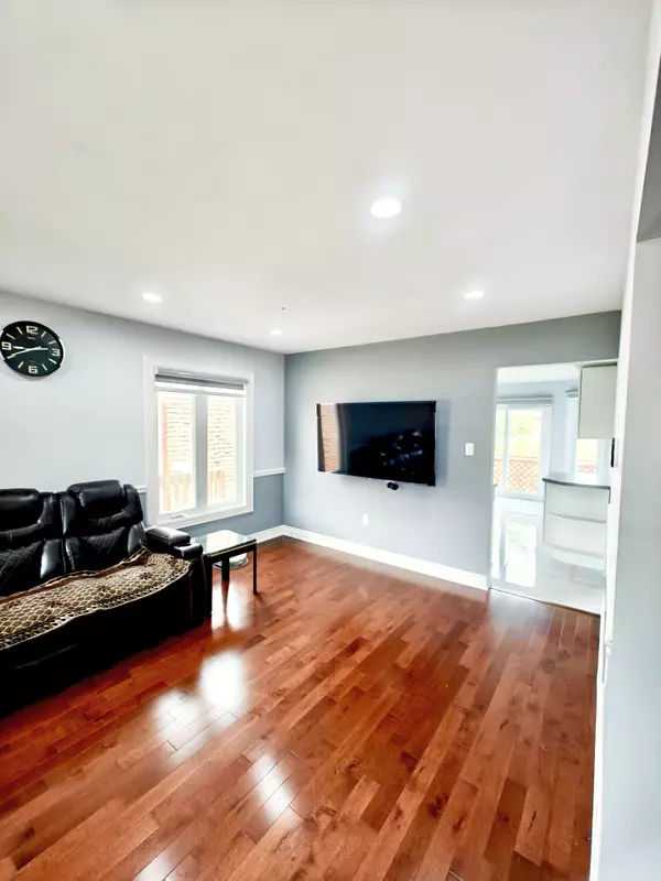 Pickering, ON L1X 2M1,1512 Major Oaks RD