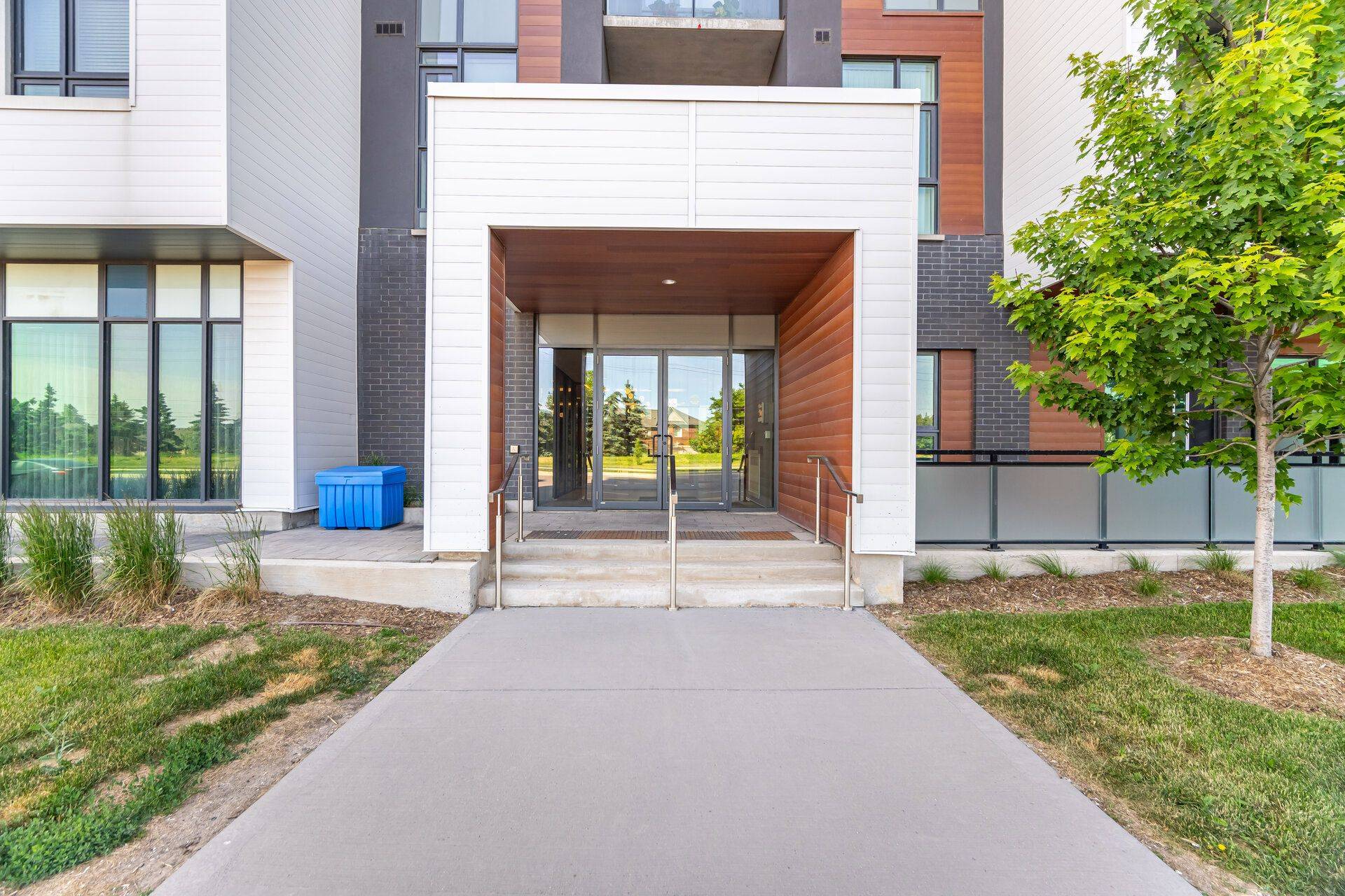 Oakville, ON L6M 5N4,95 DUNDAS ST W #613