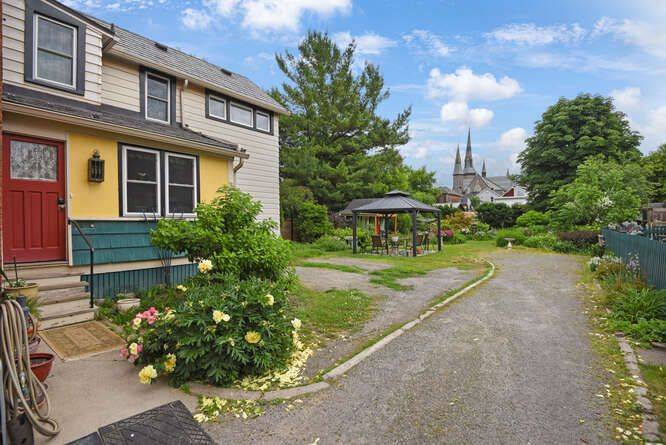 Brockville, ON K6V 4B7,49 Pearl ST W