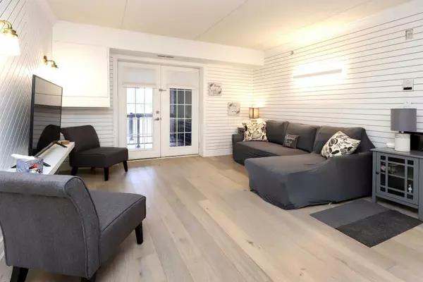 Oakville, ON L6M 4N5,1470 Bishops Gate #106
