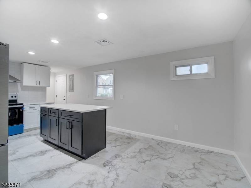 Newark City, NJ 07106,112 Halstead St
