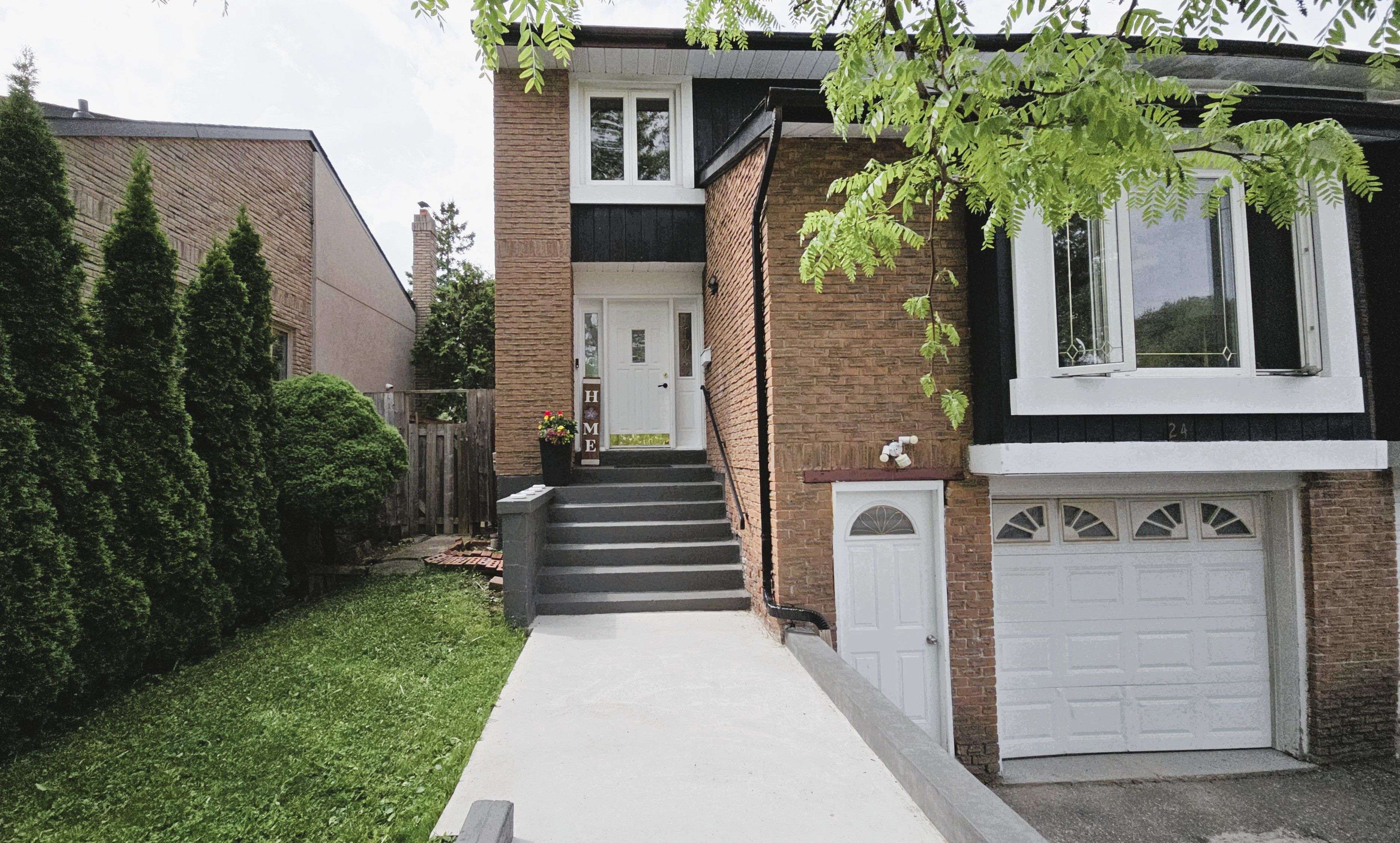 24 Salisbury CIR, Brampton, ON L6V 2Z5