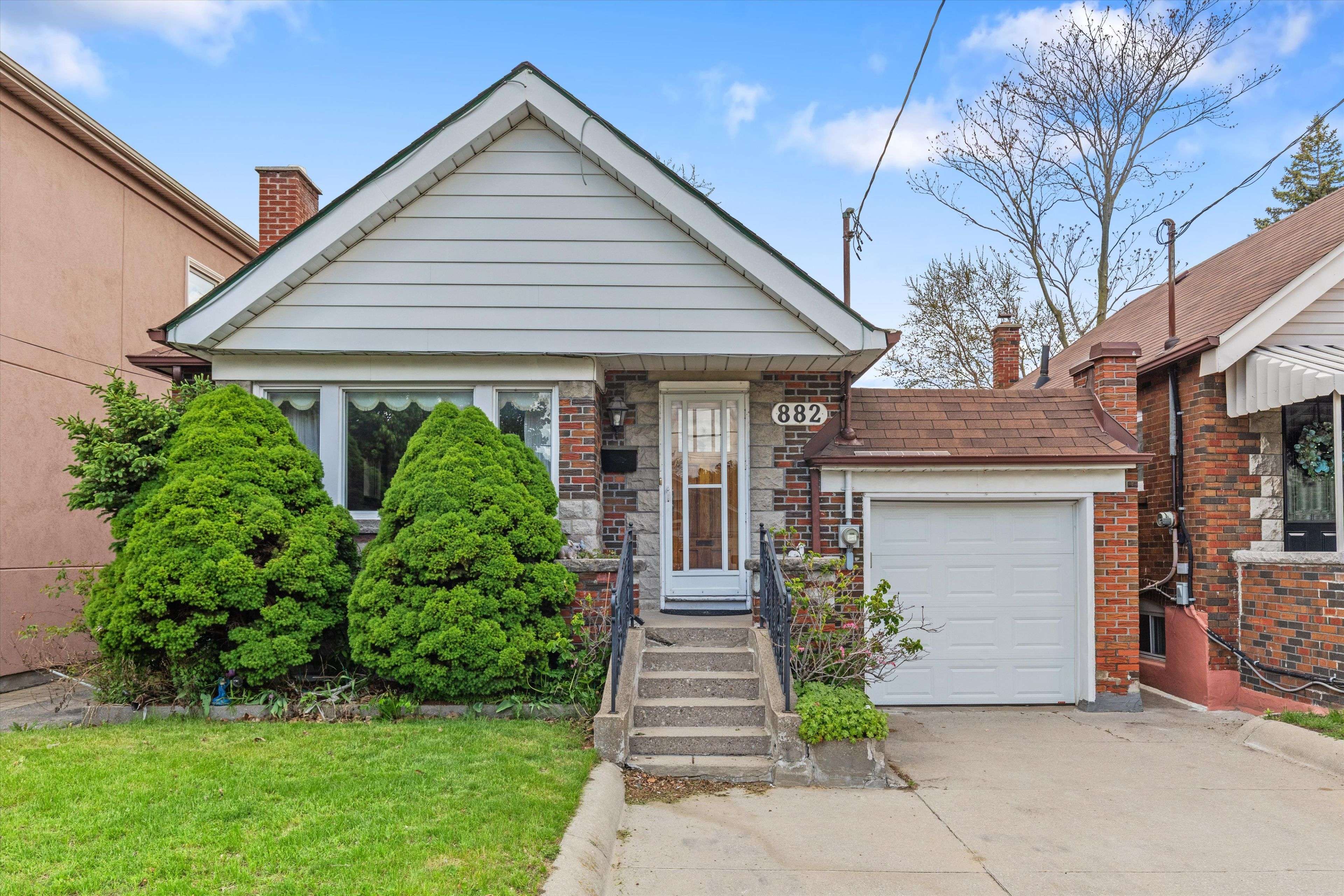 882 Coxwell AVE, Toronto E03, ON M4C 3G2