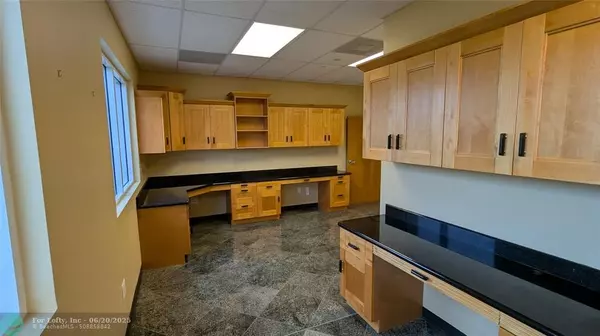 Coral Springs, FL 33065,3940 Coral Ridge Dr #24