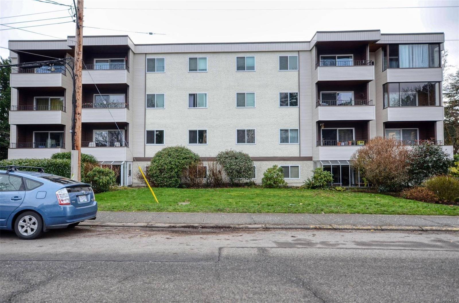 Saanich, BC V8P 3A7,1571 Mortimer St #302