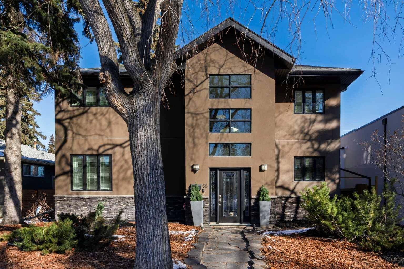 38 Lissington DR Southwest, Calgary, AB T3E 5E1