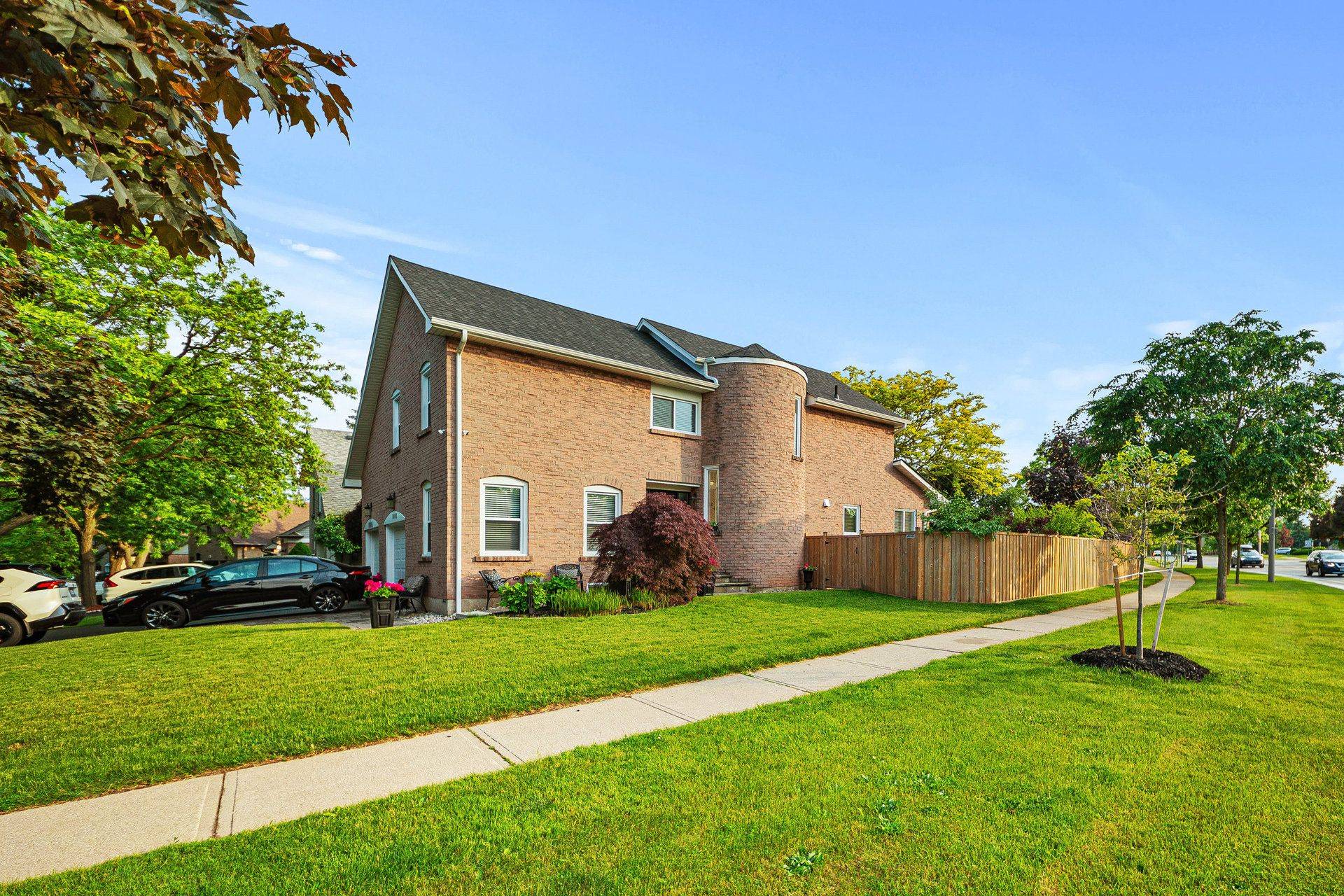 Oakville, ON L6M 1C4,1088 Runnymead CRES