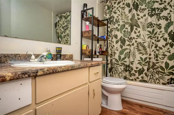 Saanich, BC V8P 3A7,1571 Mortimer St #302