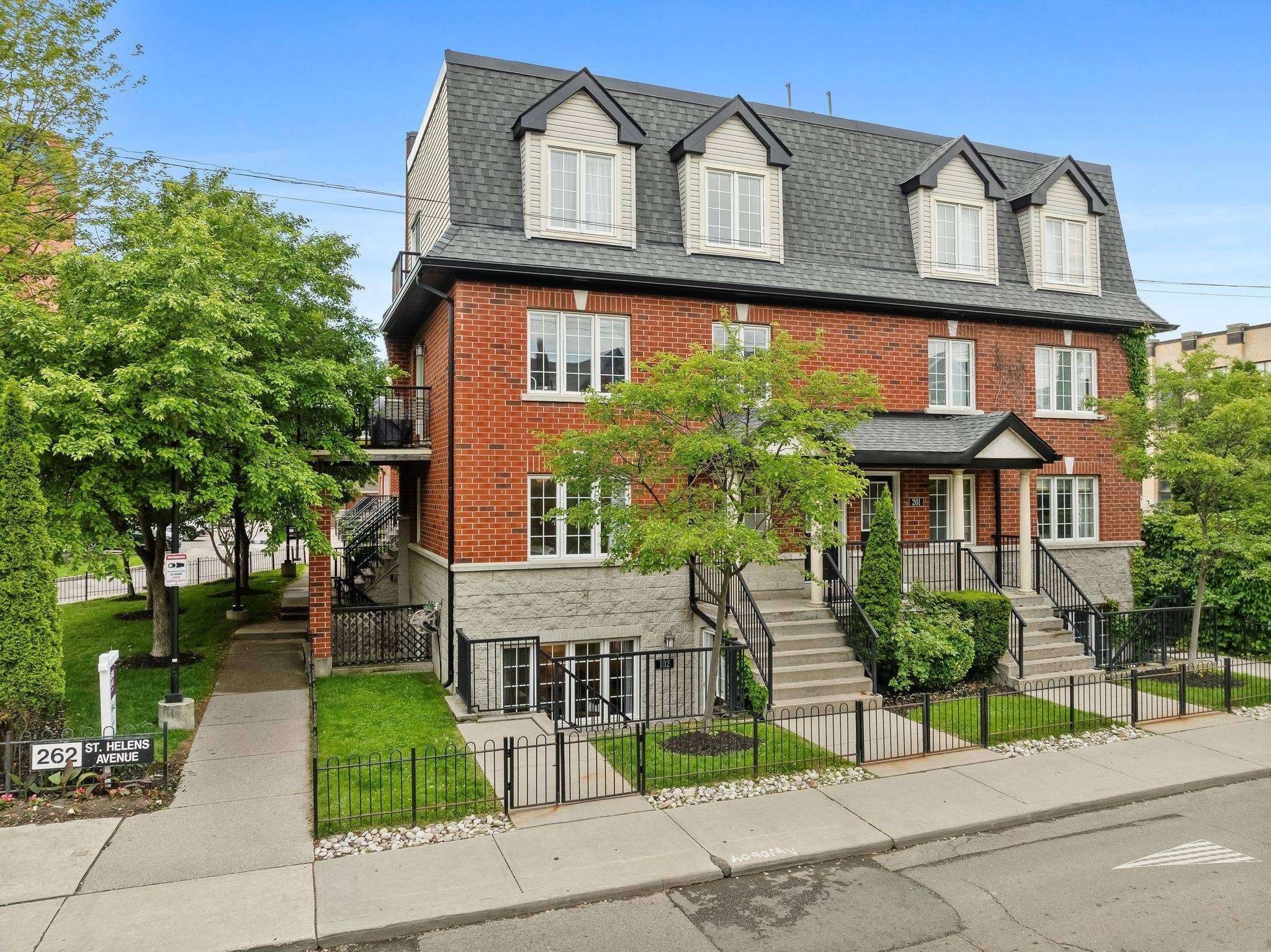 262 St. Helen's AVE #102, Toronto C01, ON M6H 4A4