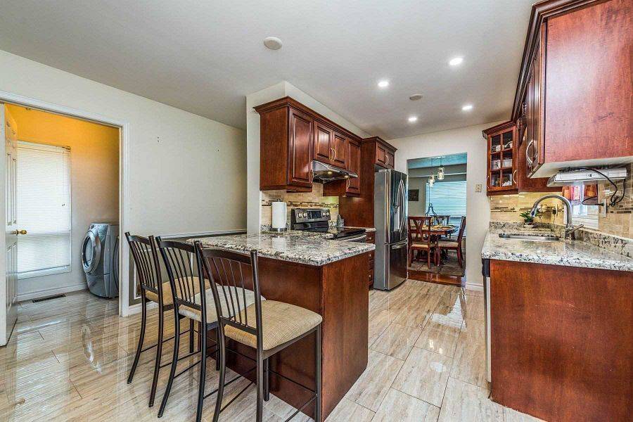 Brampton, ON L6Y 2M8,52 MOFFATT AVE