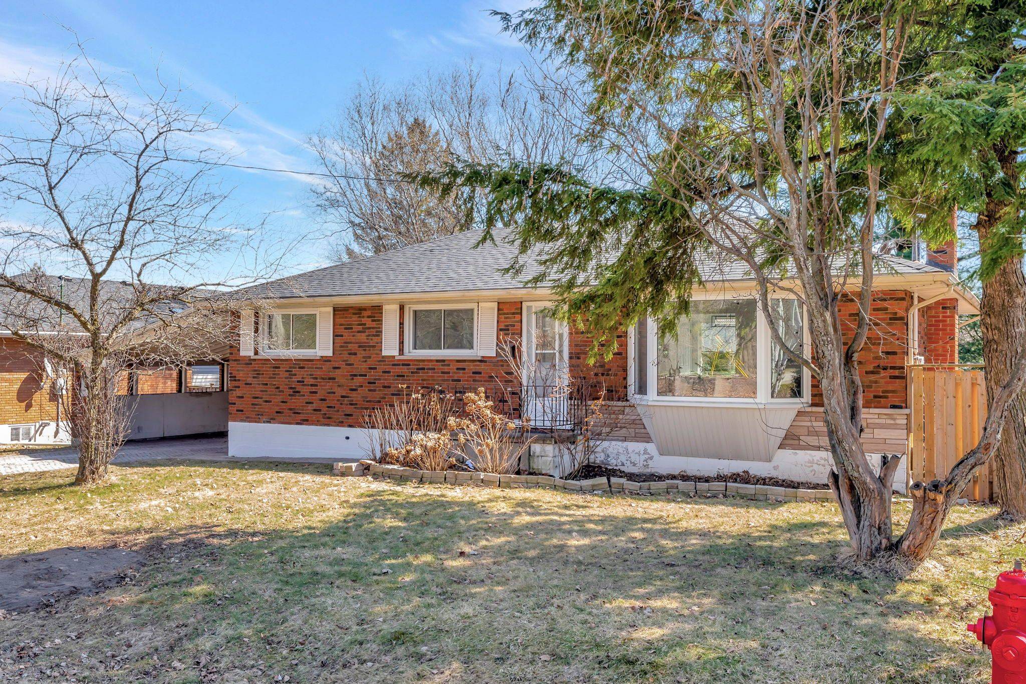 216 Sioux RD, Hamilton, ON L9G 1P8