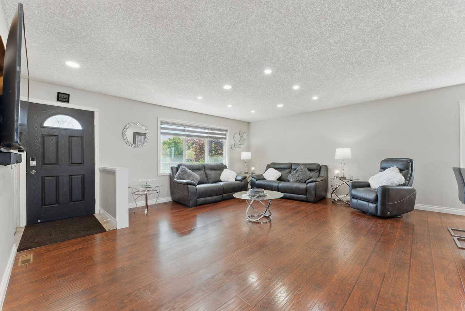 Calgary, AB T2A 5K5,1023 Maitland WAY Northeast