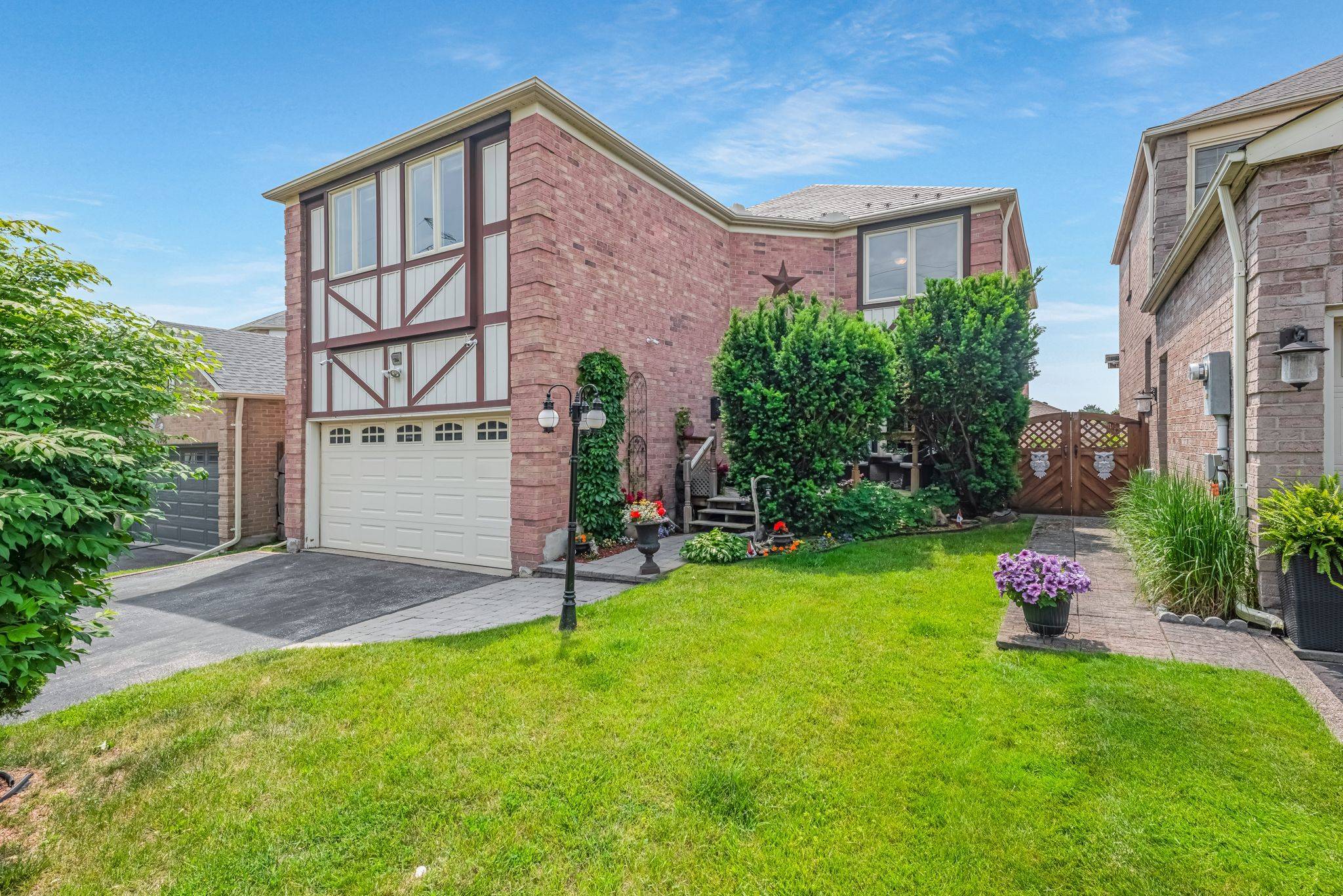 1064 Maury CRES, Pickering, ON L1X 1R2