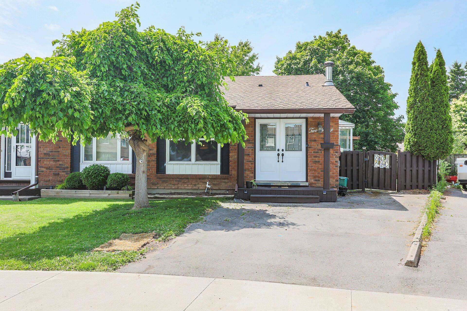 Welland, ON L3C 5Z2,21 FAIRLAWN CRES