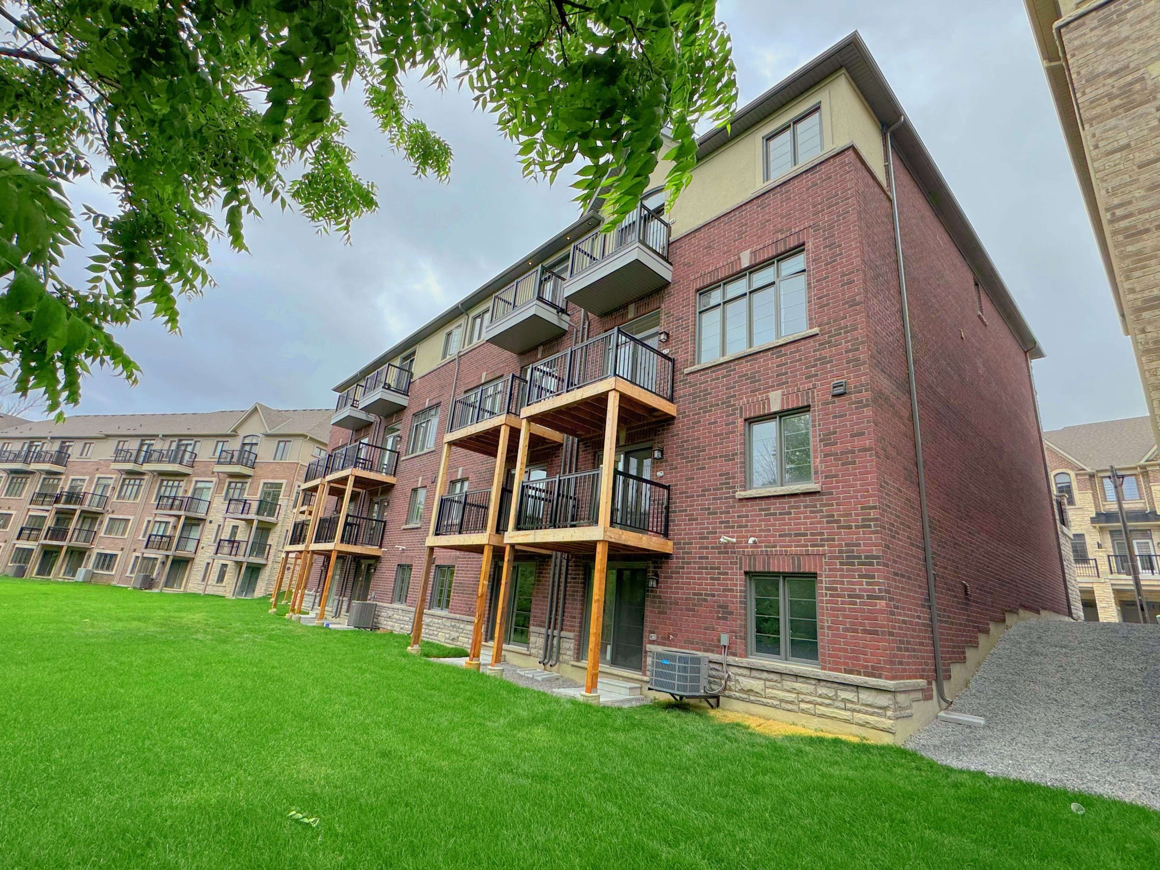 Markham, ON L6C 3L5,73 West Village LN