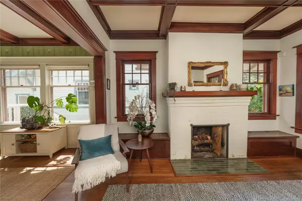 Victoria, BC V8S 4G2,1007 Amphion St