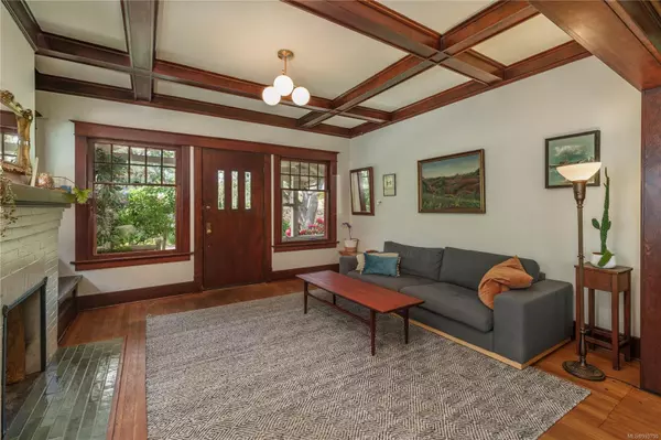 Victoria, BC V8S 4G2,1007 Amphion St