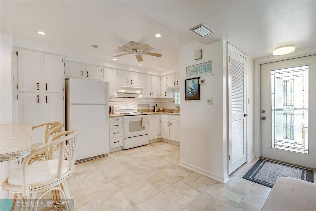 9320 S Hollybrook Lake Dr  #210, Pembroke Pines, FL 33025