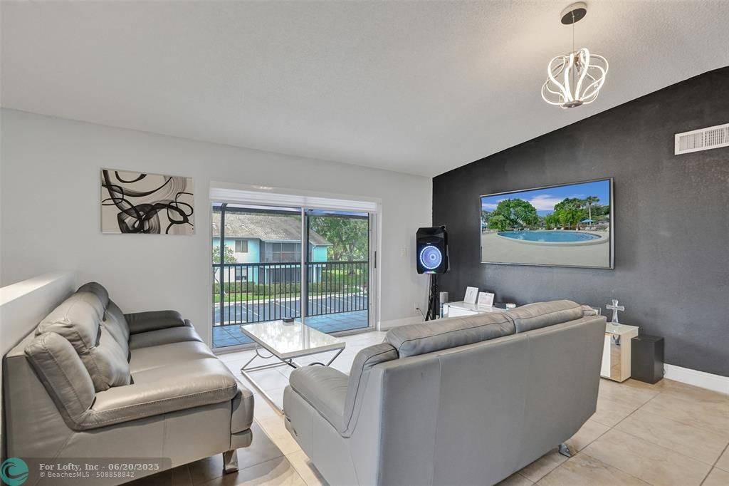Oakland Park, FL 33309,2725 S Oakland Forest Dr  #202