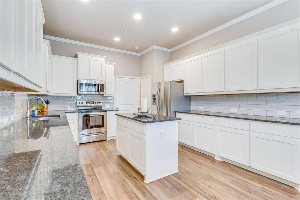 1205 Summerset Lane, Burleson, TX 76028