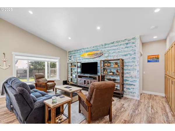 Bandon, OR 97411,875 12TH ST SW