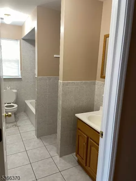 18 Lisa Ct, Newark City, NJ 07112