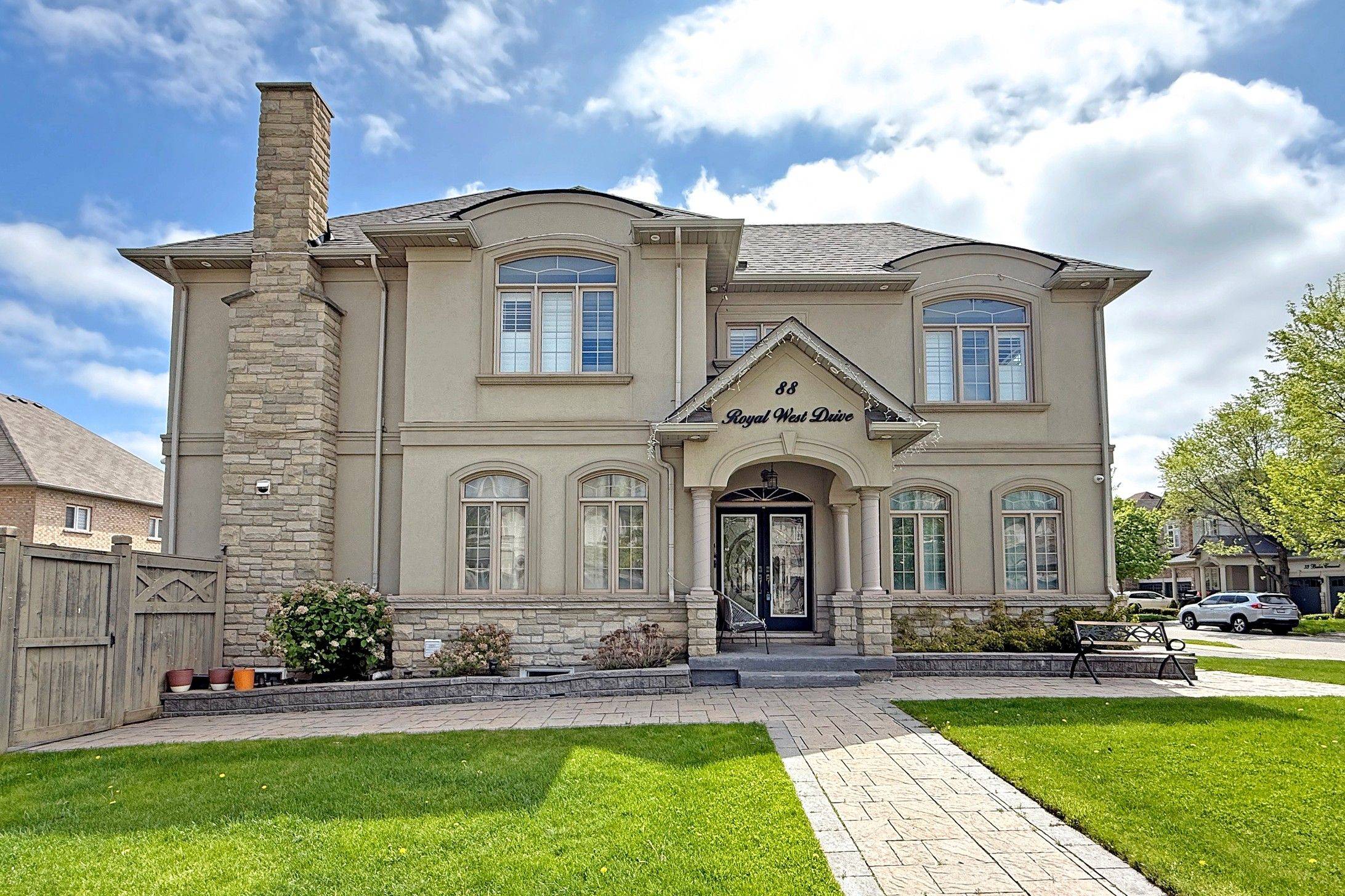 Brampton, ON L6X 0Z8,88 Royal West DR