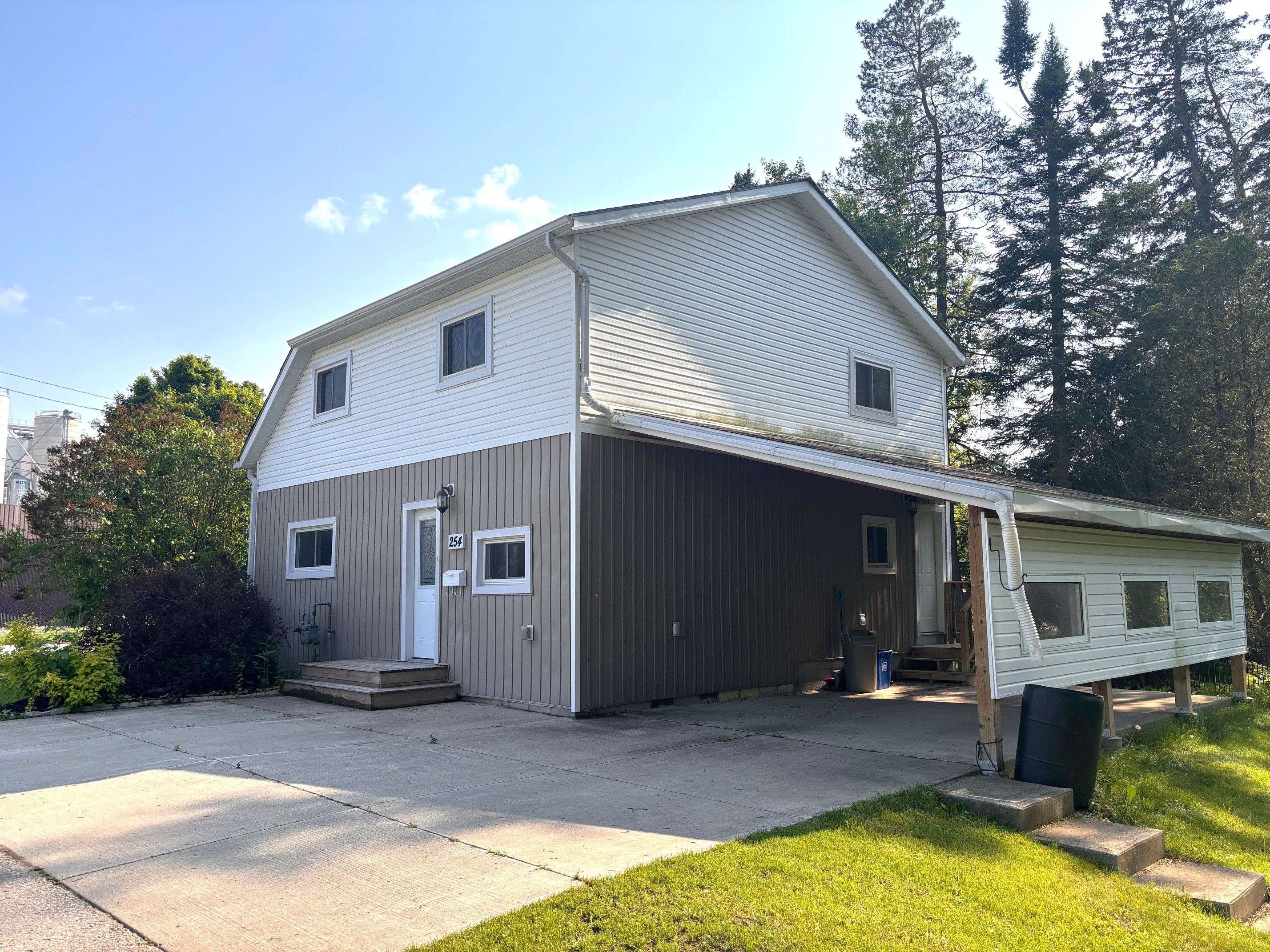 Hanover, ON N4N 2A7,254 16th ST