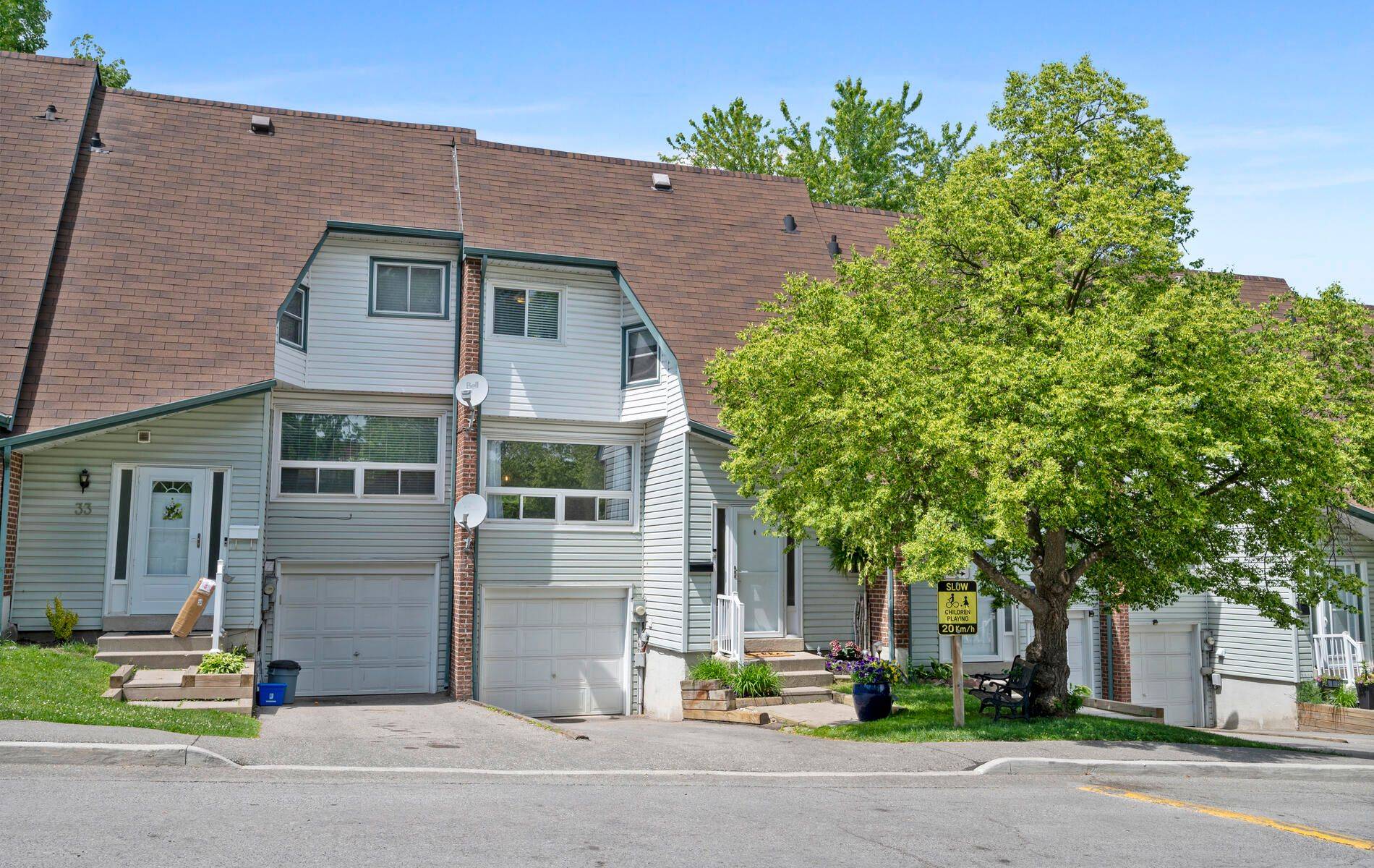 Oshawa, ON L1J 2L4,909 King ST W #32