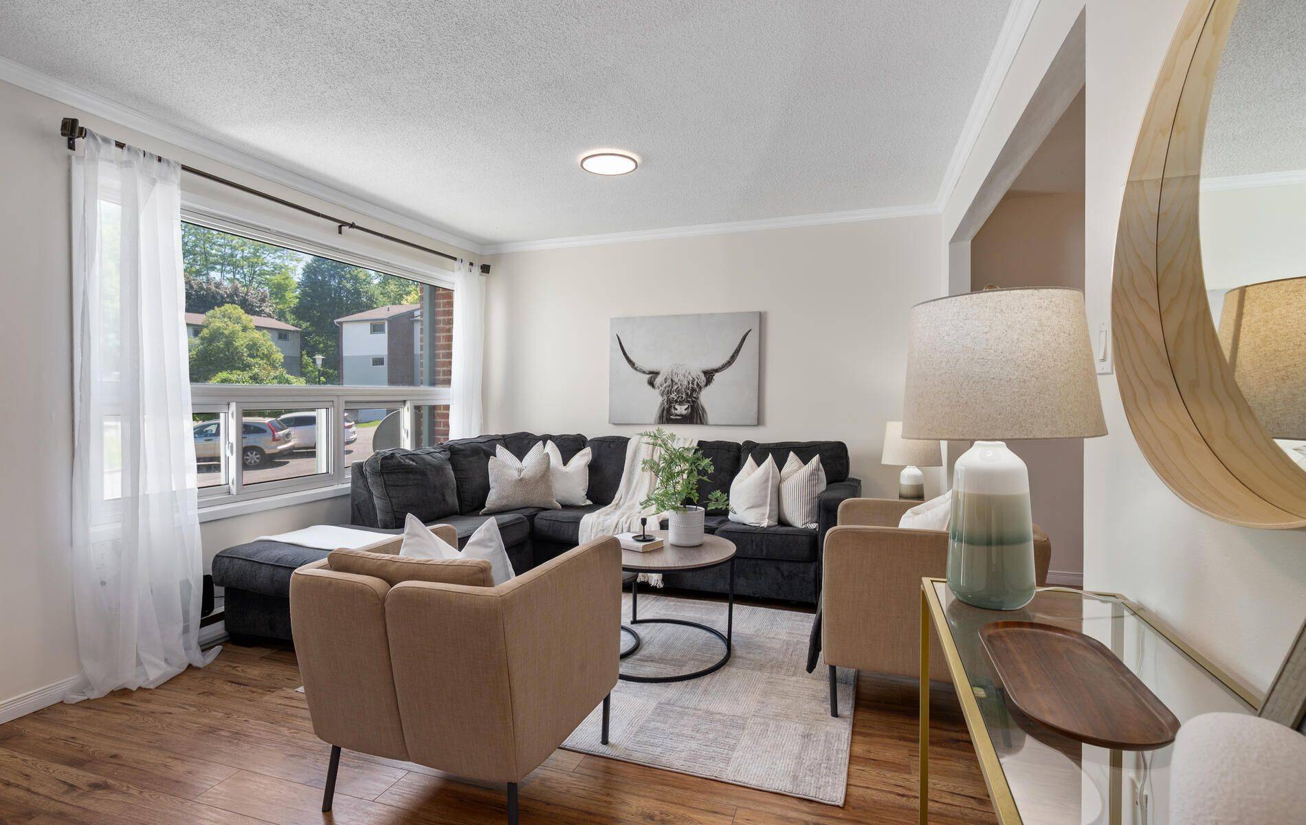 Oshawa, ON L1J 2L4,909 King ST W #32