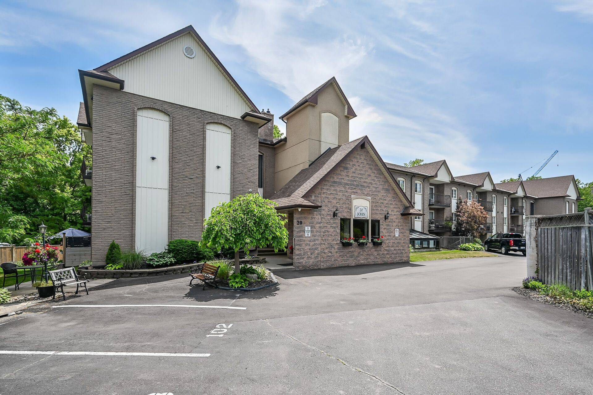 20 John ST ##207, Grimsby, ON L3M 1X5