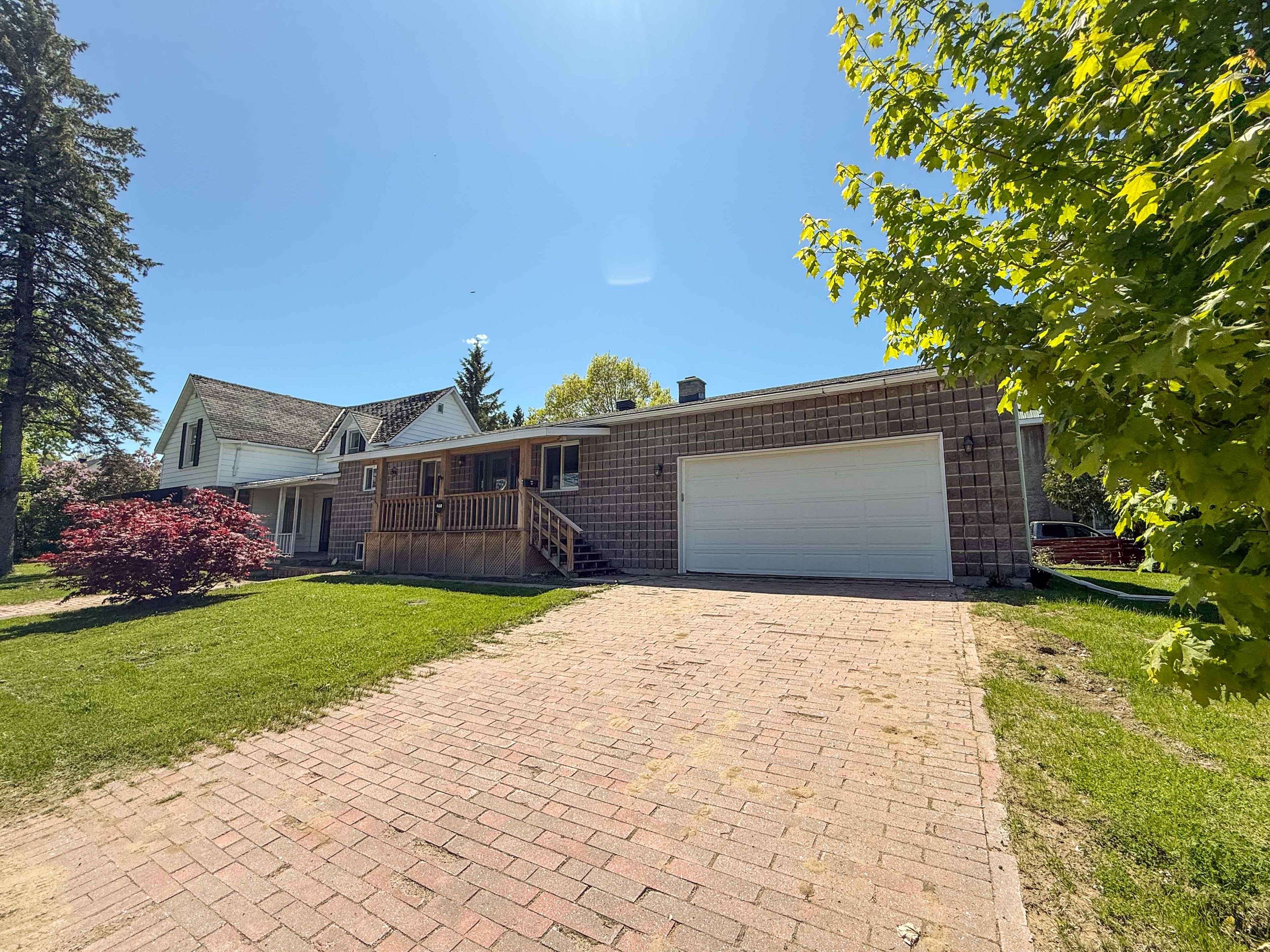 Pembroke, ON K8A 1M7,460 Maple AVE S