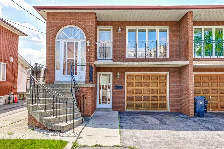 3 Everglades DR, Toronto W04, ON M6L 1J1